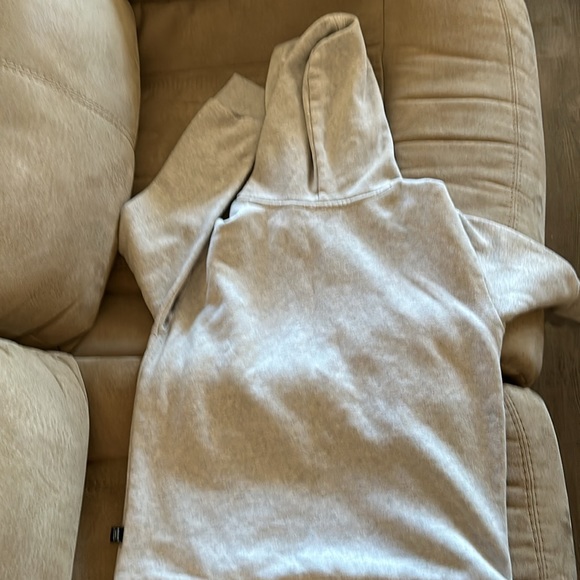 Nice hoodie grown out of it trying to sell for cheap - Picture 2 of 2